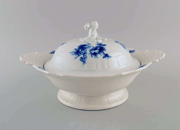 Antik Meissen lågterrin med hanke i håndmalet porcelæn. Blå blomster og sommerfugle. Sent 1800-tallet. 