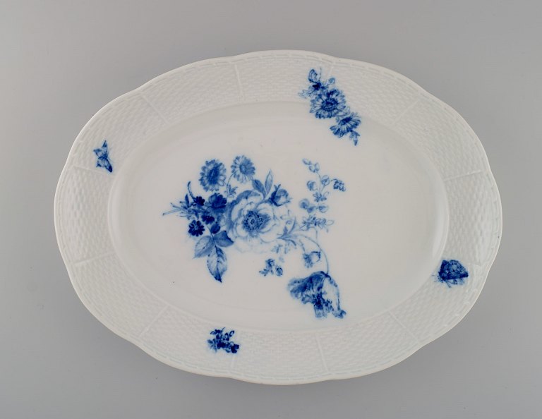 Stort ovalt Meissen fad i håndmalet porcelæn. Blå blomster og sommerfugle. Sent 1800-tallet. 