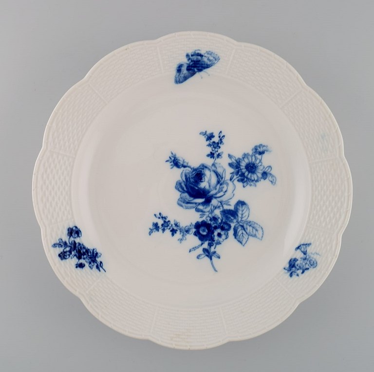Large round Meissen dish in hand-painted porcelain. Butterfly and blue flowers. Late 19th century.