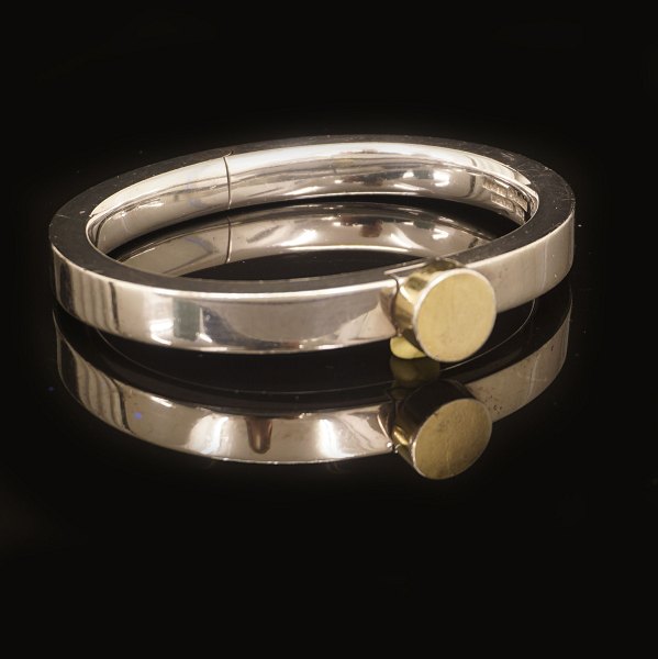 Sterlingsilver bangle by Andreas Mikkelsen, Denmark. Size inside: 4,7x5,9cm. W: 88gr. W: 8mm