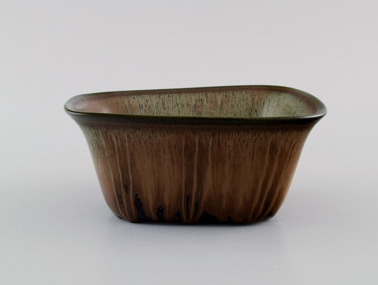 Gunnar Nylund (1904-1997) for Rörstrand. Skål i glaseret keramik. Smuk glasur i jordnuancer. Midt 1900-tallet.