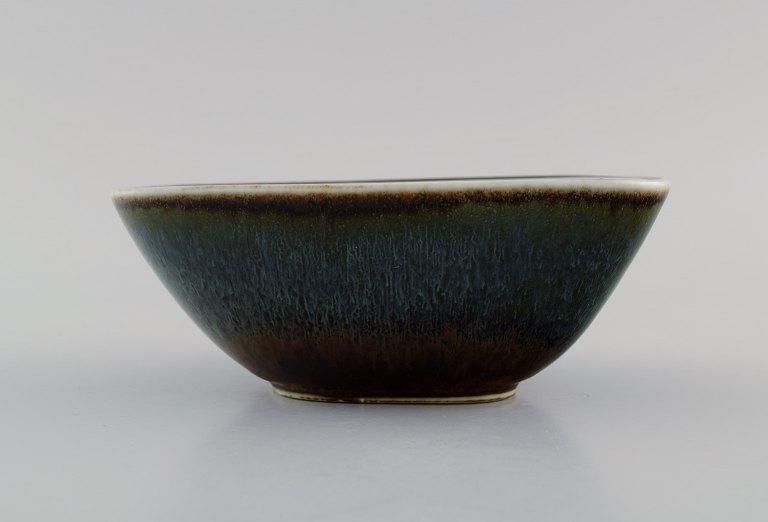Gunnar Nylund (1904-1997) for Rörstrand. Skål i glaseret keramik. Smuk glasur i blågrønne og brune nuancer. Midt 1900-tallet.