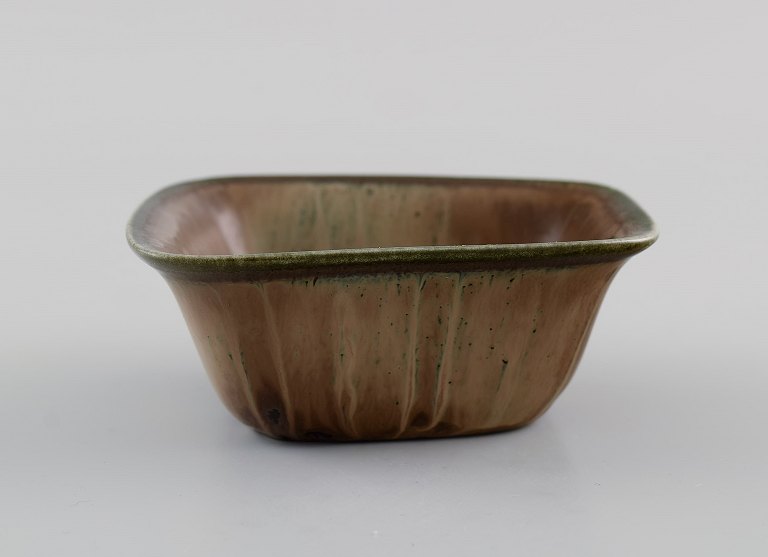 Gunnar Nylund (1904-1997) for Rörstrand. Skål i glaseret keramik. Smuk glasur i lyse jordnuancer. Midt 1900-tallet.