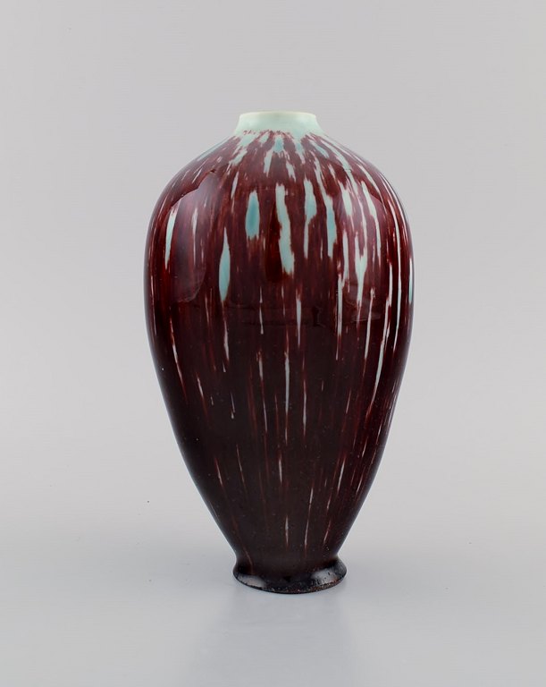 Isak Isaksson, svensk keramiker. Unika vase i glaseret keramik. Smuk glasur i turkis og mørkerøde nuancer. Sent 1900-tallet.  