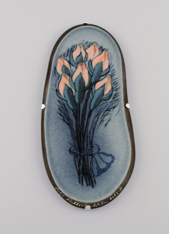 Heljä Liukko-Sundström (f. 1938) for Arabia. Vægplakette i glaseret fajance med håndmalede blomster. Finsk design. Dateret 1981. 