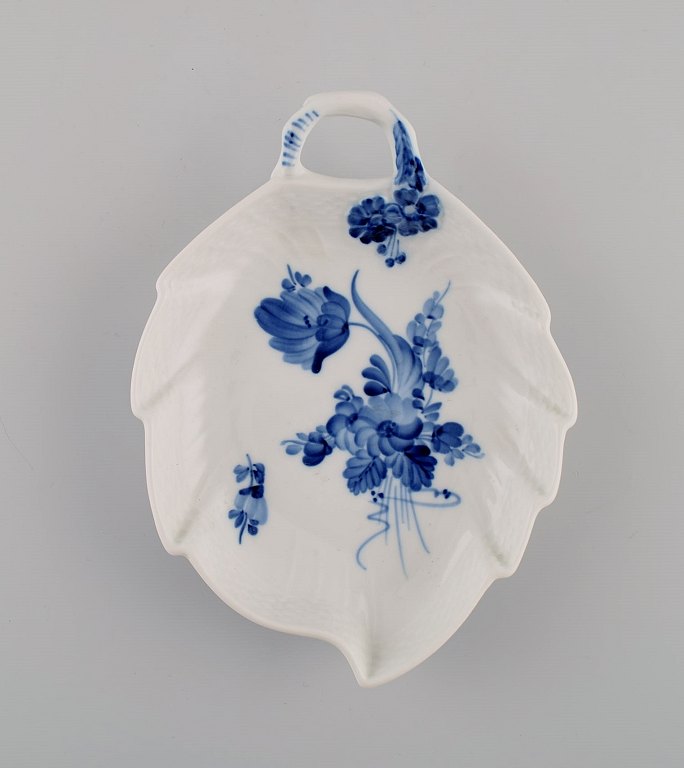 Royal Copenhagen Blå Blomst Flettet bladformet skål. Modelnummer 10/1597. Dateret 1969-1974.