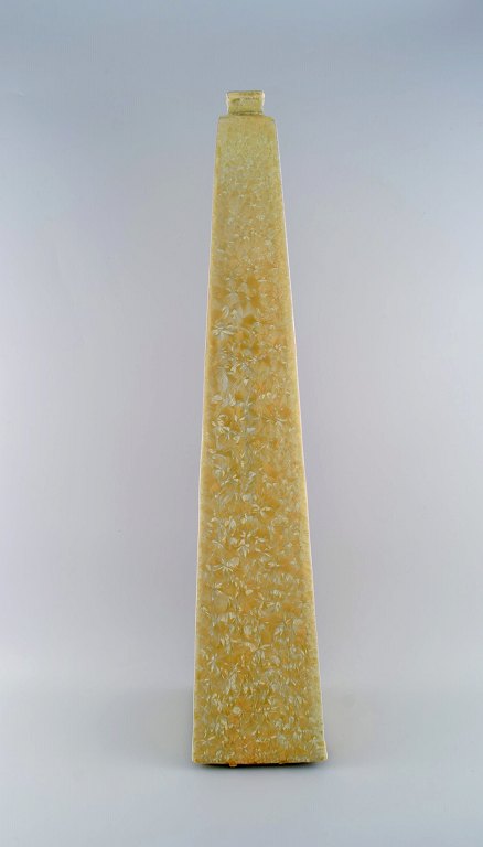Isak Isaksson, svensk keramiker. Kolossal unika vase i glaseret keramik. Smuk krystalglasur i sarte gule nuancer. Sent 1900-tallet.  