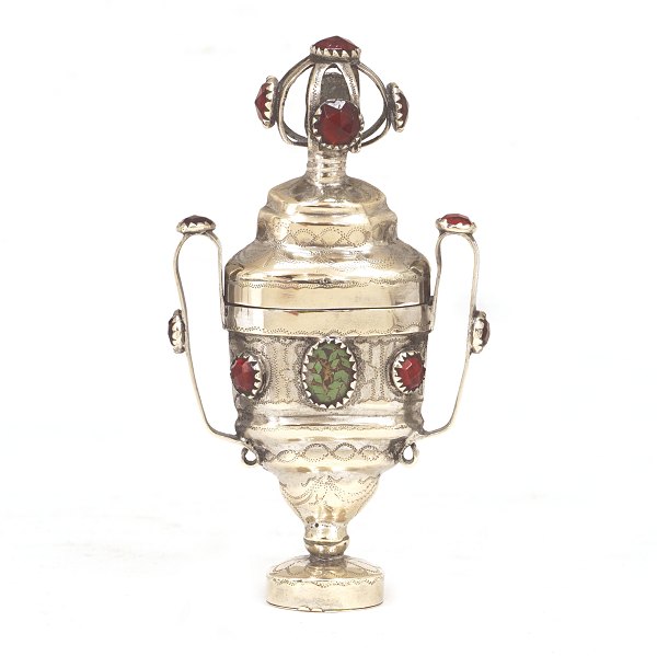 Hovedvandsæg sølv. Hovedvandsæg i sølv prydet med flusser. Fremstillet af Thomas Jensen, Aabenraa, 1796-1825. H: 10,6cm