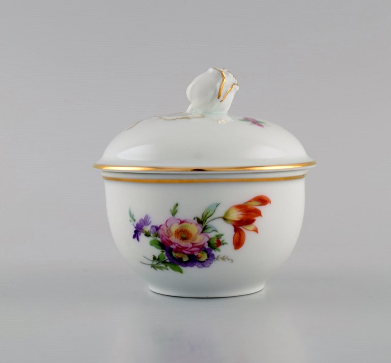 Fürstenberg, Tyskland. Antik lågskål i håndmalet porcelæn med blomster og gulddekoration. Tidligt 1900-tallet.