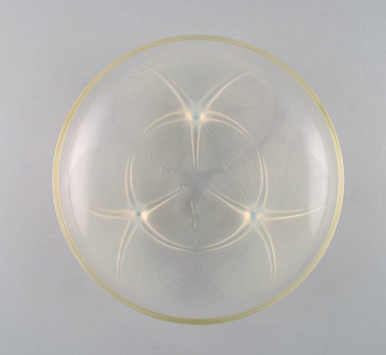 Early René Lalique Volubilis bowl in clear and frosted mouth blown art glass on three feet. 1920s.