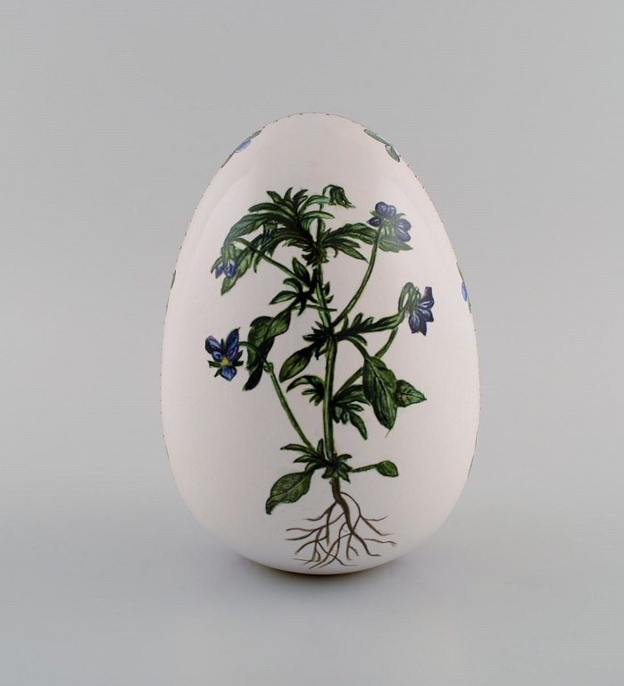 Æg i porcelæn. Håndmalede blomster, guld- og lyserød dekoration. Flora Danica stil. Dateret 2001.