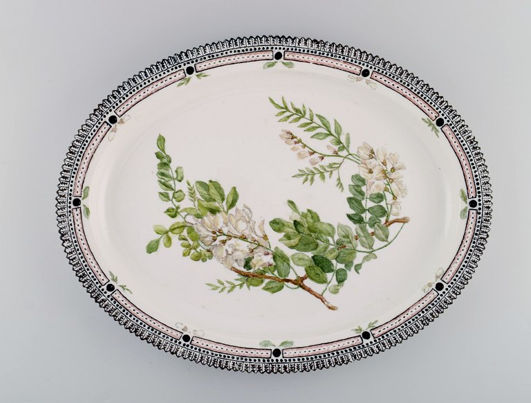 Large Royal Copenhagen Flora Danica serving dish in hand-painted porcelain. Dated 1948.
