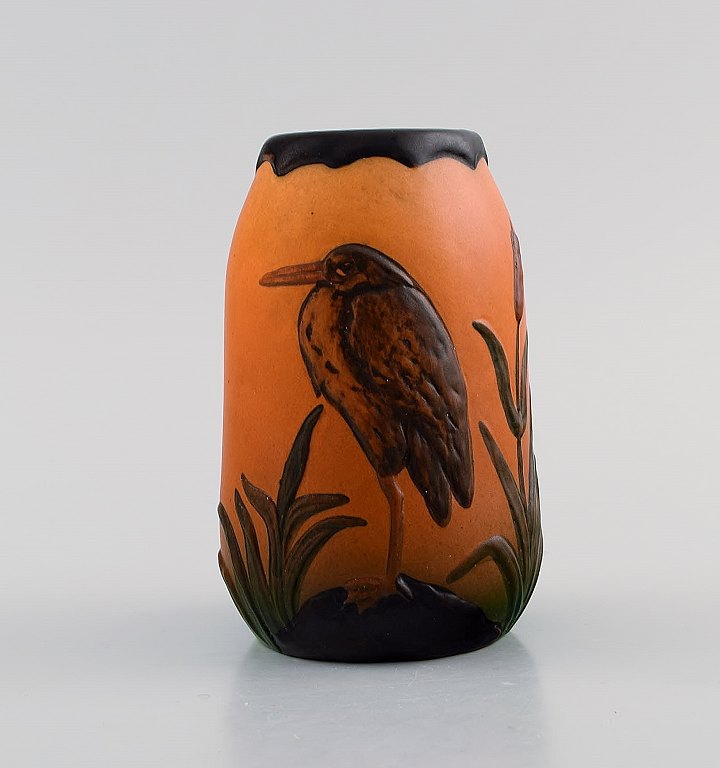 Ipsens enke, Danmark. Vase i håndmalet glaseret keramik dekoreret med fugl. 1920/30