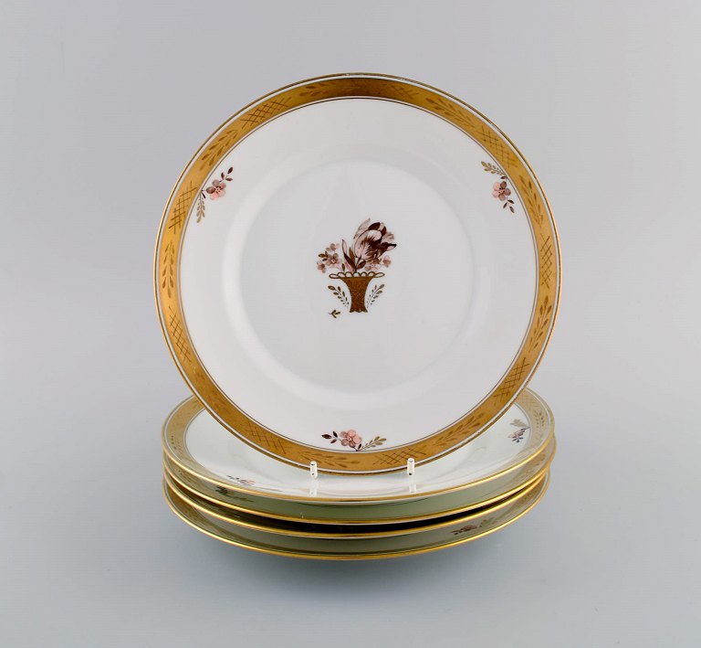 Five Royal Copenhagen Golden Basket plates in porcelain with flowers and gold decoration. Model number 595/9589.