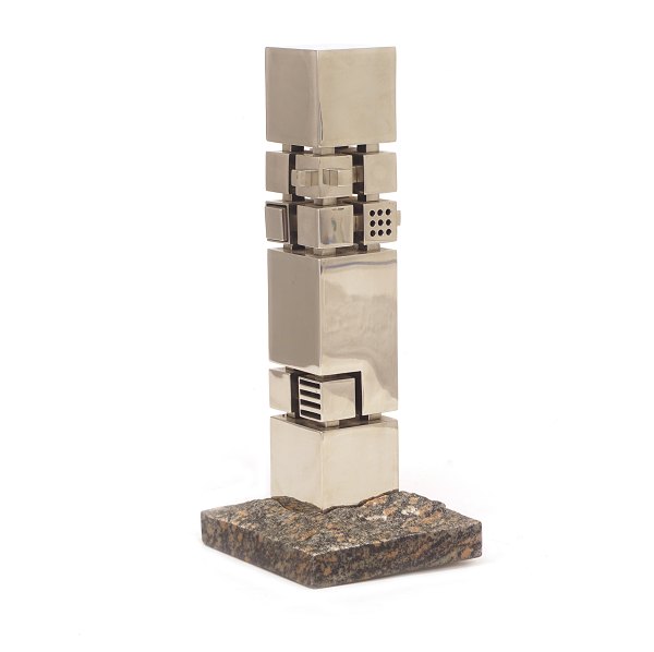 Karl Åge Riget, 1933-2001, rektangulær skulptur i stål på granitfod. H: 38cm. Fod: 15x15cm