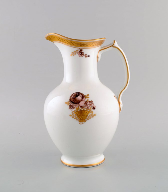 Royal Copenhagen Golden Basket chocolate jug in porcelain with flowers and gold decoration. Model number 595/9424. Early 20th century.