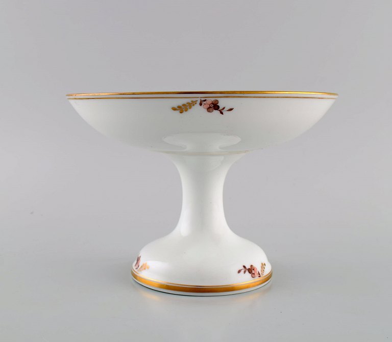 Royal Copenhagen Golden basket compote in porcelain with flowers and gold decoration. Model number 595/9410. Early 20th century.