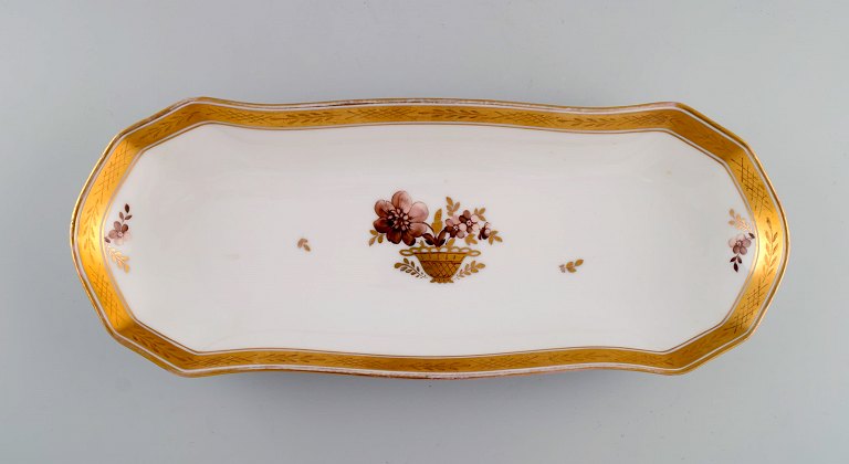 Aflangt Royal Copenhagen Guldkurv serveringsfad i porcelæn med blomster og gulddekoration. Modelnummer 595/9442. Tidligt 1900-tallet.