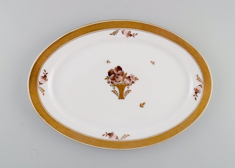 Oval Royal Copenhagen Golden Basket serving dish in porcelain with flowers and gold decoration. Model number 595/9008. Early 20th century.