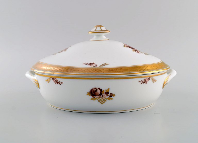 Royal Copenhagen Golden Basket lidded tureen in porcelain with flowers and gold decoration. Model number 595/9348. Early 20th century.