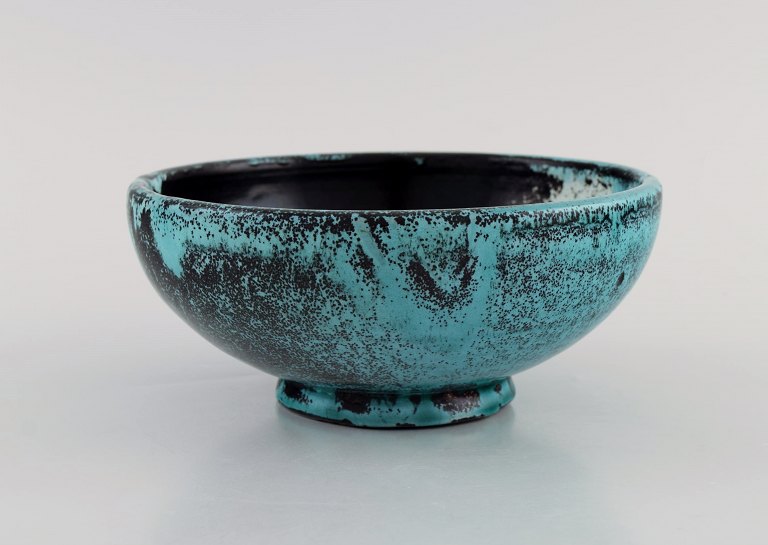 Svend Hammershøi for Kähler, Denmark. Bowl in glazed stoneware. Beautiful black-green double glaze. 1930s / 40s.