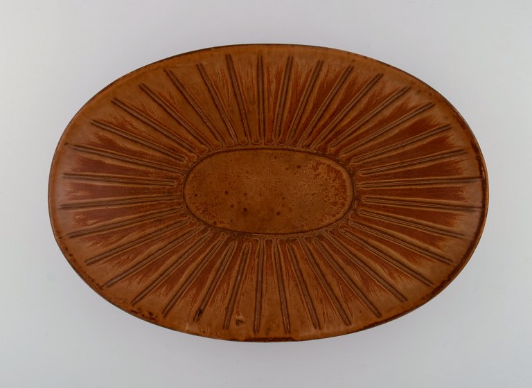 Gunnar Nylund (1904-1997) for Rörstrand. Large and rare bowl in glazed ceramics. Beautiful glaze in brown shades. Mid-20th century.