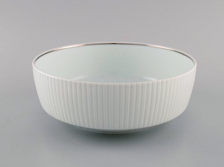 Tapio Wirkkala for Rosenthal. Sjælden Modulation skål i riflet porcelæn. Platinum Detail. Klassisk og tidsløst design. 1960