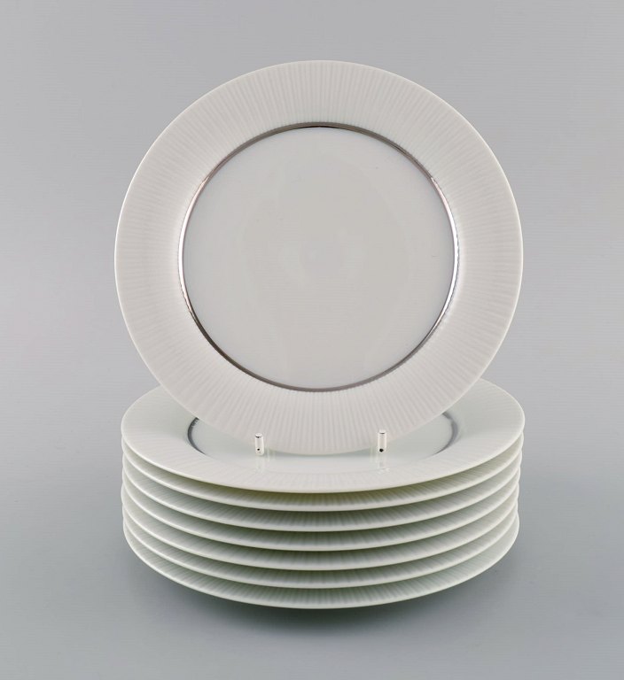 Tapio Wirkkala for Rosenthal. Otte sjældne Modulation tallerkener i porcelæn med riflet kant. Platinum Detail. Klassisk og tidsløst design. 1960