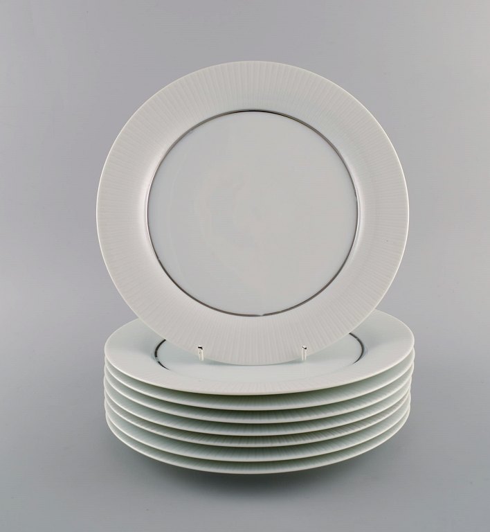 Tapio Wirkkala for Rosenthal. Otte sjældne Modulation porcelænstallerkener med riflet kant. Platinum Detail. Klassisk og tidsløst design. 1960