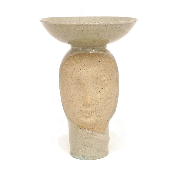 Arne Bang vase i form af buste hvorpå trompetformet skål. Stentøj. Signeret og dateret 1961. H: 27cm