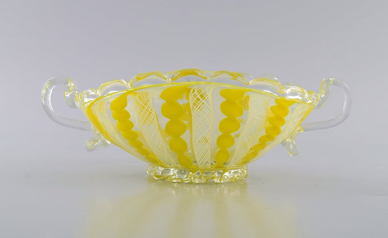 Murano skål med hanke i mundblæst kunstglas. Bølget og ternet design i gule og hvide nuancer. 1960