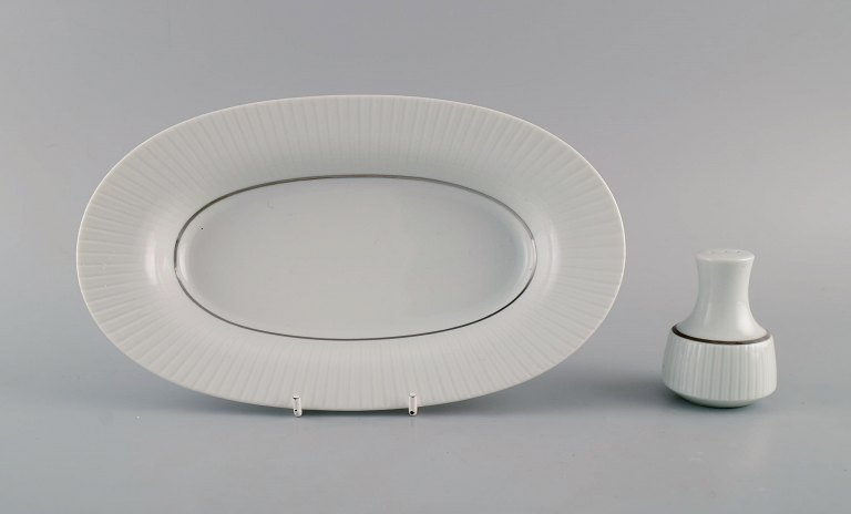 Tapio Wirkkala for Rosenthal. Sjælden Modulation saltbøsse og fad / skål i riflet porcelæn. Platinum Detail. Klassisk og tidsløst design. 1960