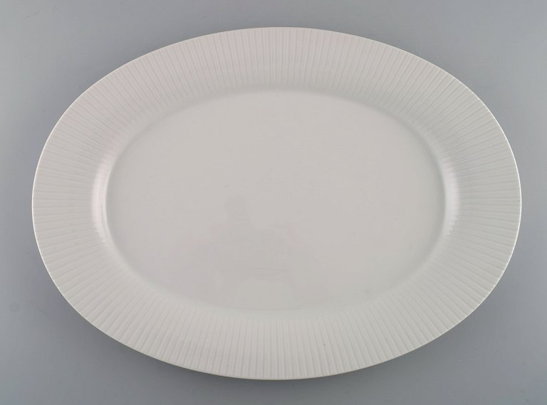 Tapio Wirkkala for Rosenthal. Sjældent Modulation serveringsfad i riflet porcelæn. Klassisk og tidsløst design. 1960