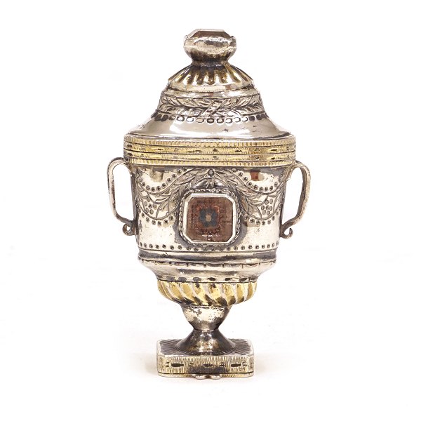 Hovedvandsæg i sølv. Mathias Peter Traustedt, 1800-16, Tønder: Hovedvandsæg i delvist forgyldt sølv prydet med flusser. H: 7,9cm. V: 50,8gr
