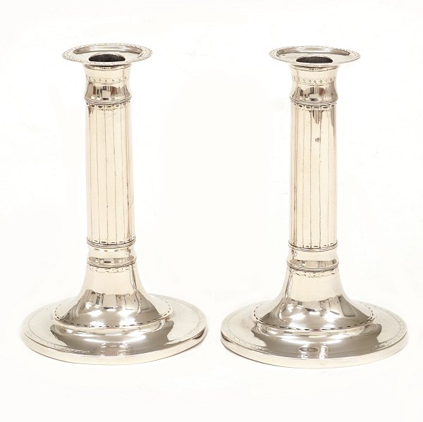 Et par sølvstager på oval fod af Ole Peter Jepsen Kabbel, 1813-33, Randers. Stemplet. H: 20,5cm. V: 559gr