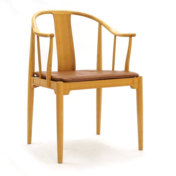 Kinastolen af Hans J. Wegner i lyst kirsebærtræ med ny cognacfarvet læderhynde. Formgivet af Hans J. Wegner 1944. Fremstillet af Fritz Hansen begyndelsen af 1980erne. 4 stk på lager. Kan anvendes som sæt