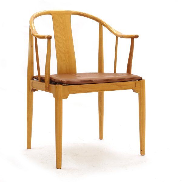 Kinastolen af Hans J. Wegner i lyst kirsebærtræ med ny cognacfarvet læderhynde. Formgivet af Hans J. Wegner 1944. Fremstillet af Fritz Hansen begyndelsen af 1980erne. 4 stk på lager. Kan anvendes som sæt