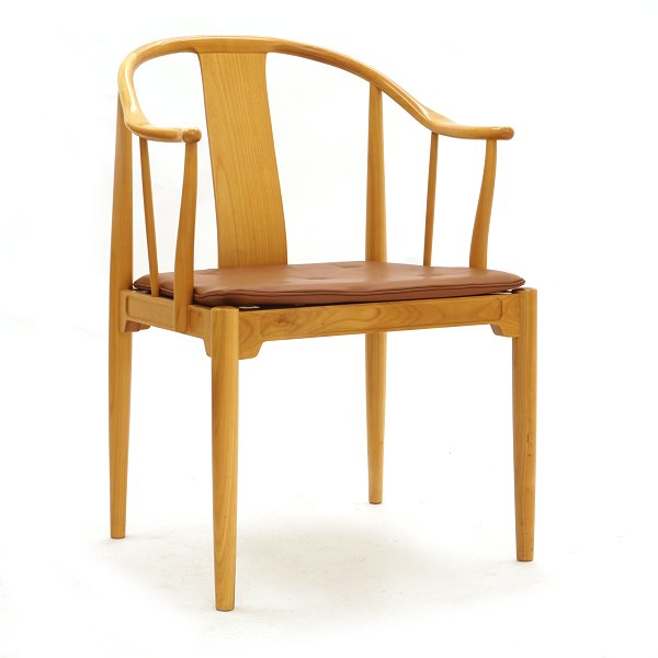 China Chair by Hans J.  Wegner, cherry and brown leather. Designed 1944. Manufactured by Fritz Hansen, Denmark, 1980s. H: 82cm. H s: 45cm