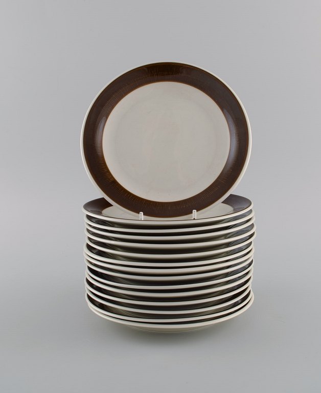 Hertha Bengtson (1917-1993) for Rörstrand. 15 Koka tallerkener i glaseret stentøj. 1960