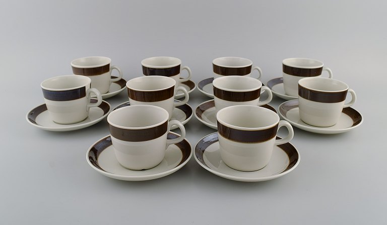 Hertha Bengtsson (1917-1993) for Rörstrand. 10 Koka kaffekopper med underkopper i glaseret stentøj. 1960