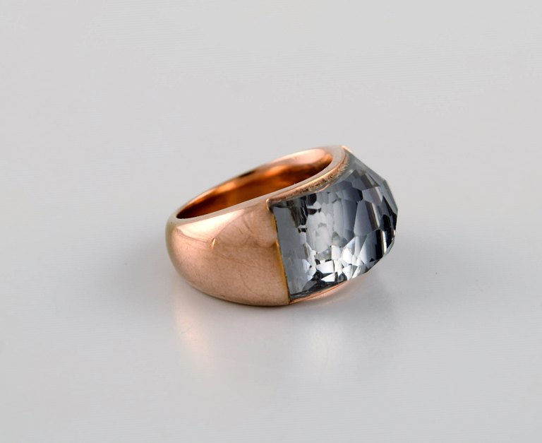 Swarovski signetring i guld tone prydet med facetteret røgkvarts. 