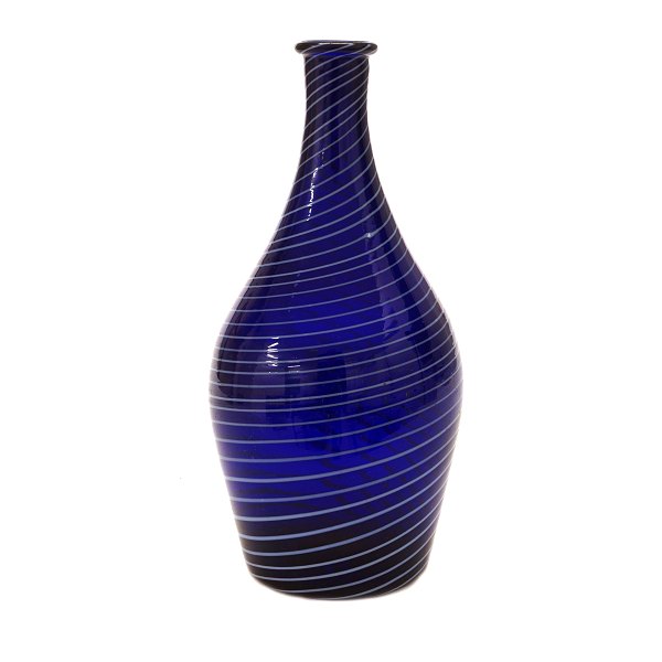 Karaffel fra Gjøvigs Glasværk. Blå karaffel med hvide spiraler fra Gjøvigs Glasværk, Norge, ca. år 1810-20. H: 24cm