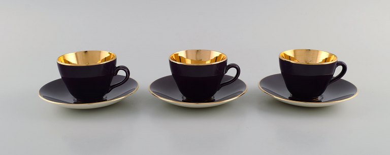 Tre Royal Copenhagen / Aluminia Confetti mokkakopper med underkopper i lilla glaseret fajance med indvendig guld. Midt 1900-tallet. 