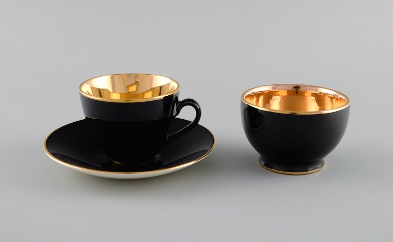 Royal Copenhagen / Aluminia Confetti mokkakop med underkop og sukkerskål i sort glaseret fajance med indvendig guld. Midt 1900-tallet. 