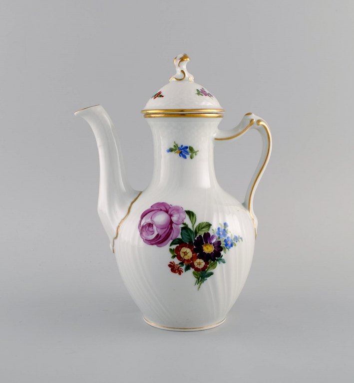 Royal Copenhagen Saksisk Blomst kaffekande i håndmalet porcelæn med blomster og gulddekoration. Modelnummer 493/1517. Dateret 1939.