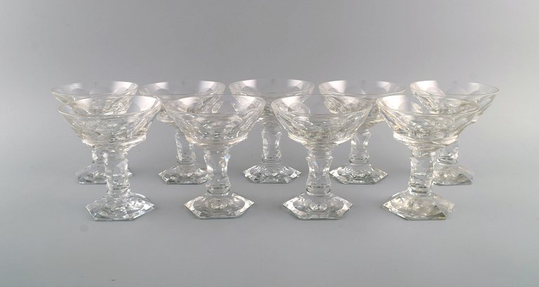 Baccarat, Frankrig. 9 art deco champagneskåle i klart mundblæst krystalglas. 1930
