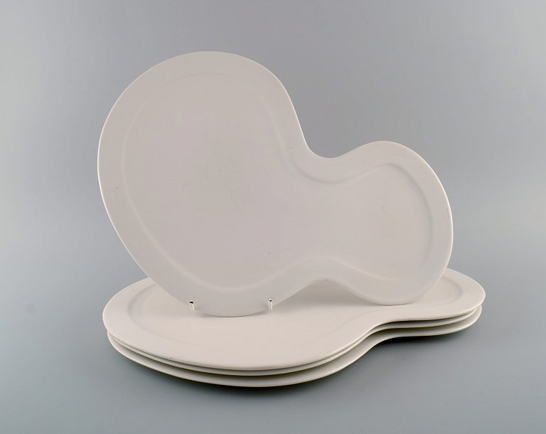 Britisk design. Fire store freeform tallerkener i glaseret porcelæn. Sent 1900-tallet.