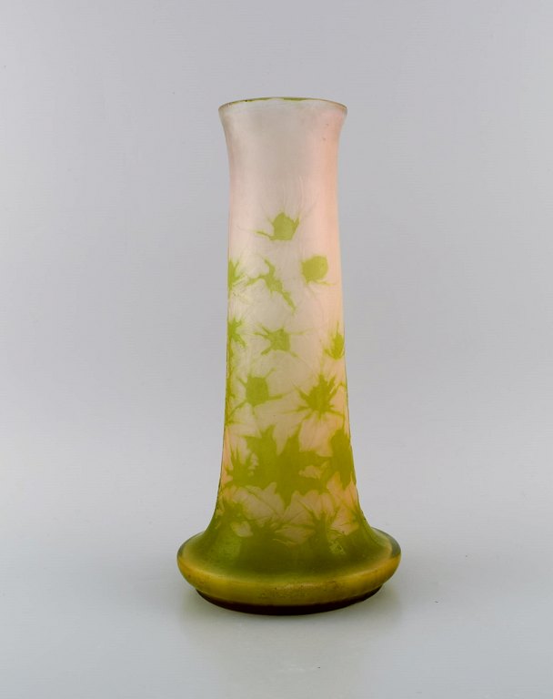 Stor Emile Gallé vase i matteret kunstglas med grønt overfang udskåret i form af tidsler. Tidligt 1900-tallet.