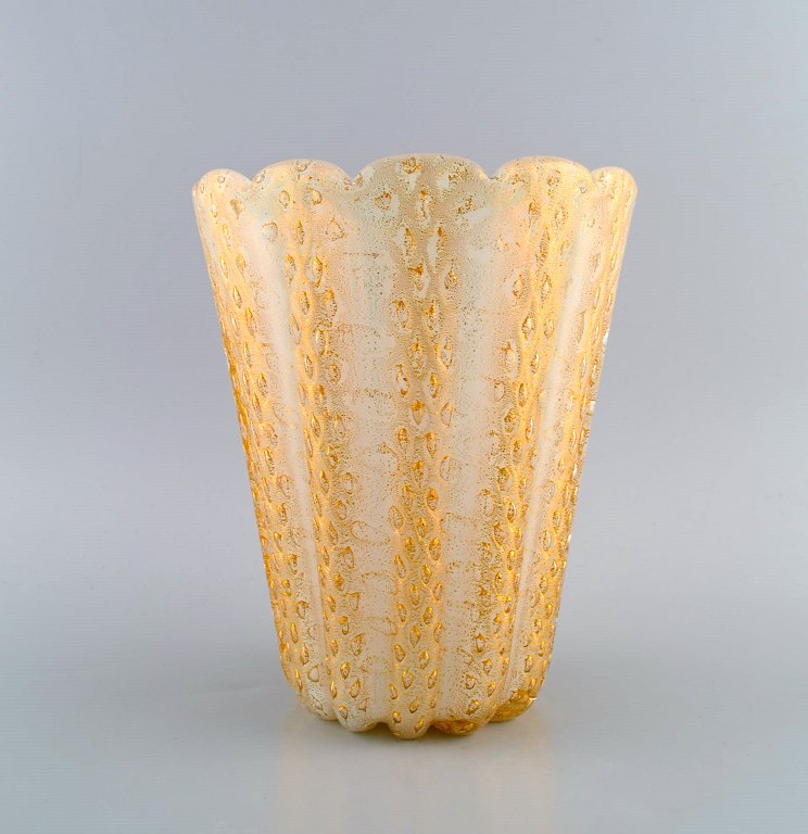 Barovier og Toso, Venedig. Stor vase i mundblæst kunstglas med indlagte bobler og gulddekoration. Italiensk design, 1960