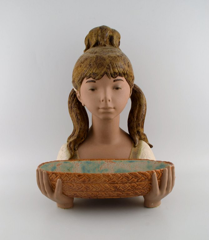 Lladro, Spanien. Meget stor skulptur i glaseret keramik. Pige med skål. 1970/80
